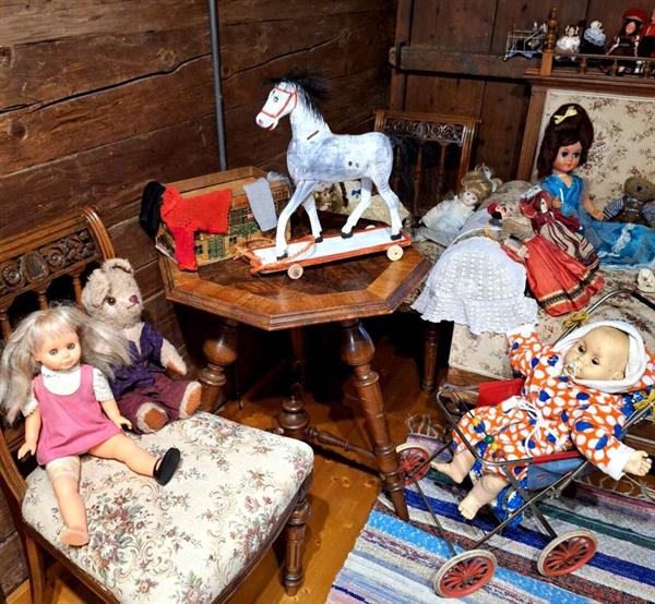 Eine Gruppe von Puppen sitzt um einen Tisch